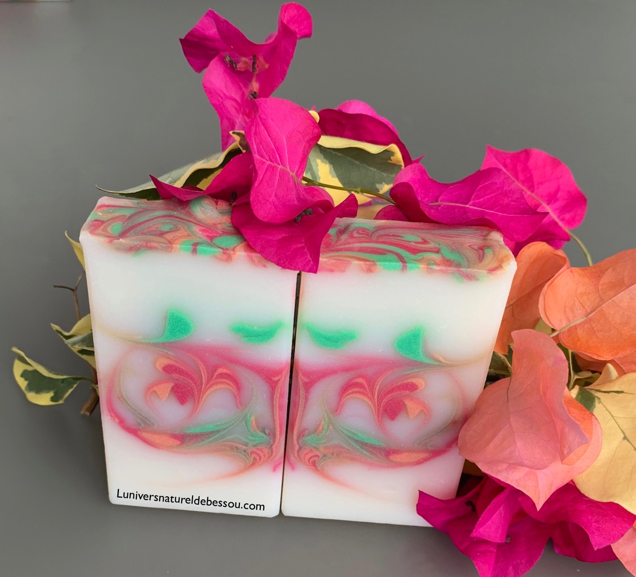 savon très coloré avec une couleur blanche pour faire référence à la noix de coco et du fuchsia pour une touche exotique