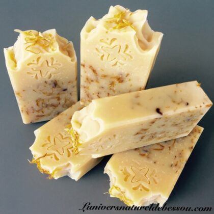 savon au calendula de couleur beige avec des copos de fleurs de calendula