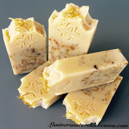 savon au calendula de couleur beige avec des copos de fleurs de calendula